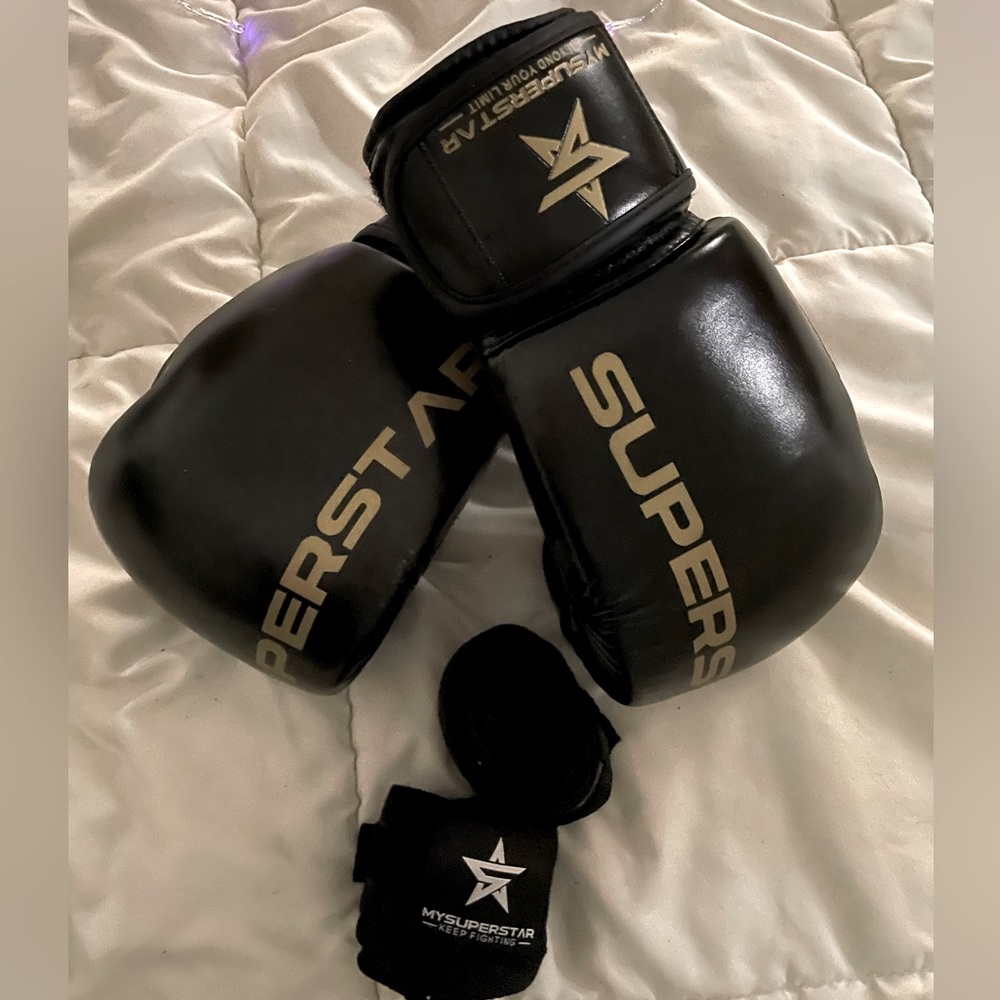 New Boxing gloves with straps